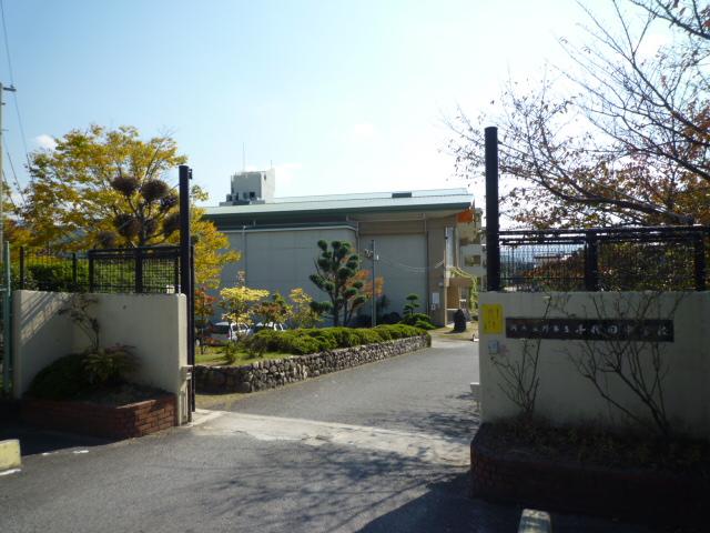 スコルピオ清和 中学校：河内長野市立千代田中学校　1195m