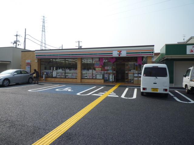 WEST VILLAGE コンビ二：セブンイレブン大阪狭山草沢店　211m